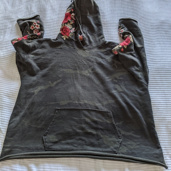 EUC Johnny Was Embroidered Camo Hoodie Sweatshirt, size 3X - Picture 3 of 9